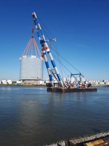 کرین بارج Crane Barge در عملیات دریایی